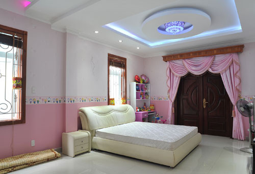 Phòng ngủ màu hồng điệu đà của con gái Trang Nhung