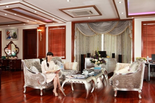 Ngôi nhà là sự pha trộn giữa kiến trúc Tây phương kết hợp với phong cách Á Đông, do chính chồng ca sĩ Trang Nhung thiết kế.