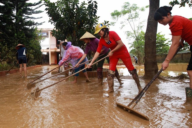 Cũng với tinh thần khắc phục cơ sở vật chất sau thiên tai, khi nước rút, các nữ nhân viên y tế xã Sơn Bằng cùng nhau dọn sạch bùn đất theo lũ tràn về.