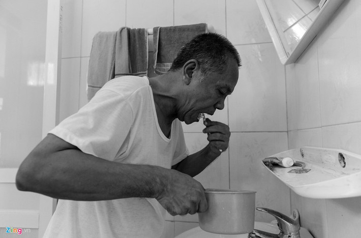Từ khi có vợ, có con, bệnh tình của ông dần thuyên giảm. Mỗi sáng thức dậy là người thương binh tự động vào nhà vệ sinh để đánh răng.