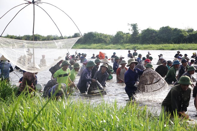 Luôn lạc quan dù trước mọi hoàn cảnh, người dân miền Trung đã sáng tạo ra nhiều lễ hội để khuyến khích tăng gia sản xuất. Lễ hội bắt cá Đồng Hoa là một ví dụ điển hình. Tại đây, hàng trăm người cùng bắt cá, mong đợi mùa màng bội thu, khắc phục thiên tai, hạn hán.