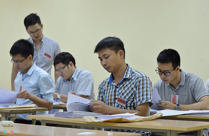 Cán bộ chấm thi kiểm tra lại bài thi cuối cùng ở môn Ngữ văn.