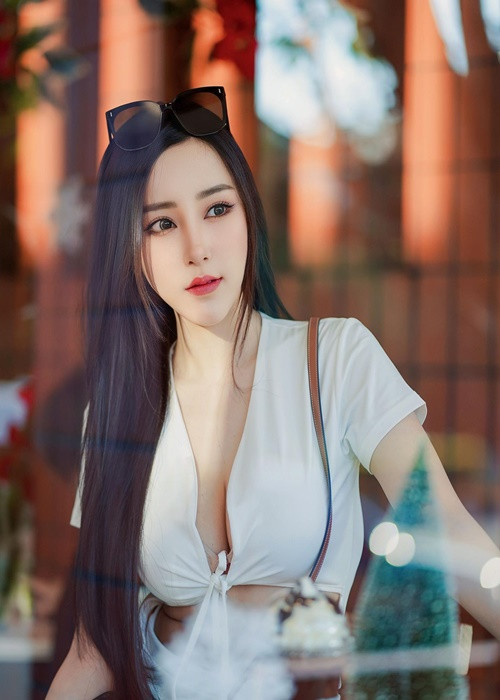 Trên trang cá nhân, Phattaraphon khoe đi du lịch nhiều nơi như Nhật Bản, Hàn Quốc, Pháp.