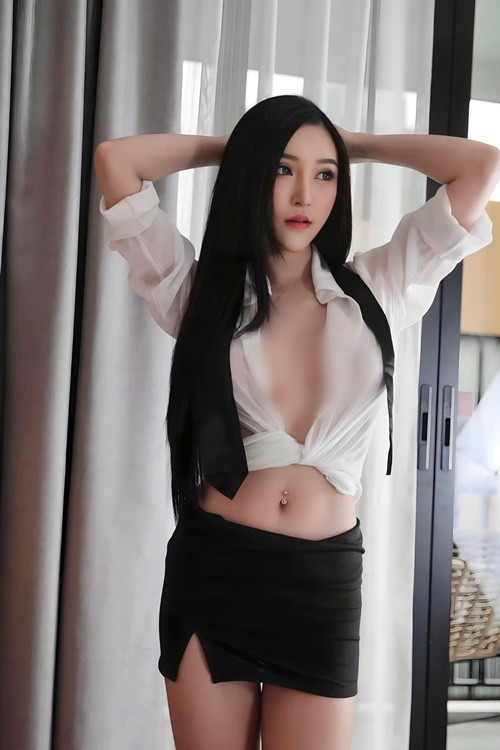 Hot girl xứ chùa Vàng hóa nữ nhân viên công sở gợi cảm.