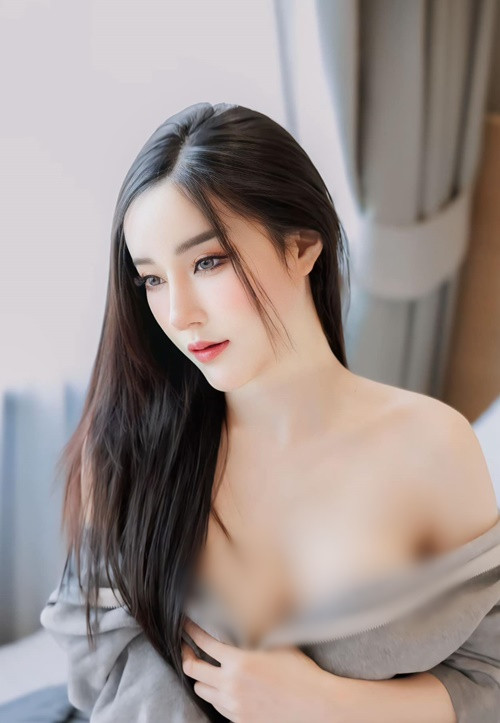 Hot girl người Thái Lan lộ thềm ngực quyến rũ với mốt không nội y.