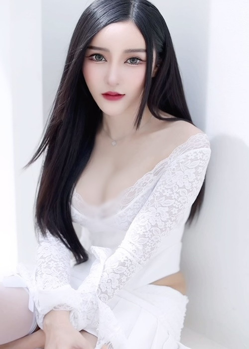 Phattaraphon đang là đại sứ thương hiệu của một tạp chí hàng đầu tại Thái Lan.
