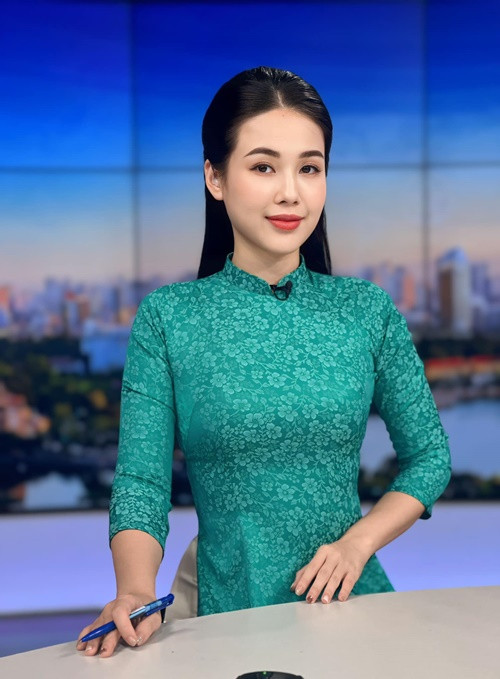 Theo Arttimes, Tố Quyên đang là BTV, MC dẫn chương trình Thời sự, Bản tin Kinh tế Tài chính Đài Phát thanh - Truyền hình Hà Nội (HTV). Ảnh: FB Tố Quyên.