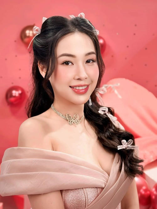 Ở đời thường, Tố Quyên chuộng trang phục gợi cảm. Ảnh: FB Tố Quyên.