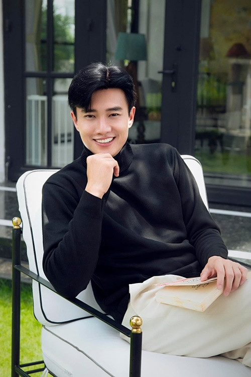 Nam diễn viên chia sẻ trên Vietnamnet, anh có thói quen đọc sách vào mỗi buổi sáng khi thức dậy hoặc buổi tối trước khi đi ngủ.