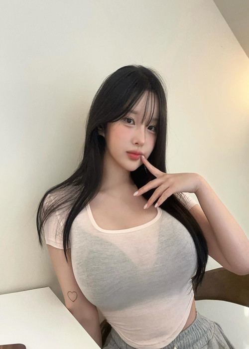 Yu Yu còn chuộng mốt xuyên thấu lộ nội y.
