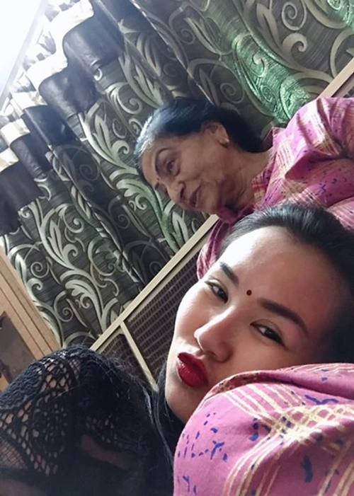 "Bà rất chờ đợi và lo vì chồng tôi là con út, anh ấy từng có ý định không lập gia đình. 20 năm rồi gia đình không có thành viên mới. Sau này tôi đi siêu âm rồi gửi ảnh cho bà, đêm bà còn lấy tấm hình ra hôn rồi mới ngủ", nữ ca sĩ chia sẻ trong chương trình Tâm sự mẹ bỉm sữa.