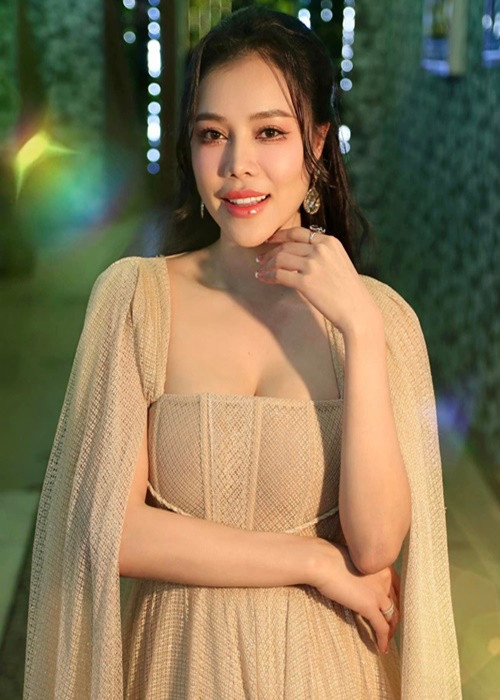 Nữ ca sĩ quê Bình Định chuộng trang phục gợi cảm khi đi hát.