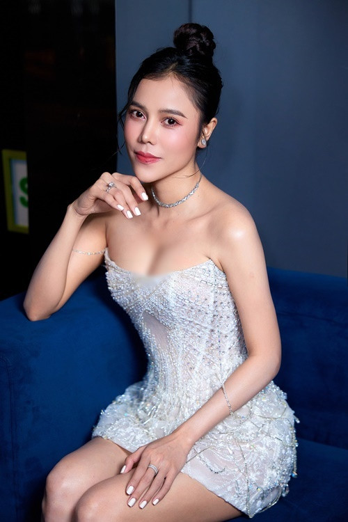 Bị Lý Nhã Kỳ chỉ đích danh vì "nhiều chuyện", ca sĩ Hồng Gấm nhanh chóng lên tiếng xin lỗi đàn chị.