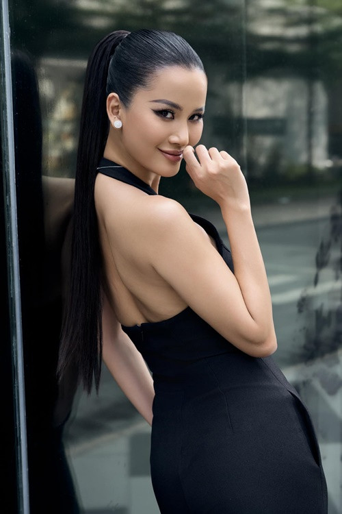 Nàng hậu viết: “Cho em xin một cái tên đi ạ, cho em xin cái túi Hermes với, chứ em không có cái túi Hermes nào hết. Em cũng không có đi thi mà được mở quà liên tục. Tiền trang điểm mà còn đợi đến cuối năm em mới trả một lần. Chị cho em xin cái tên, xin ngày tháng năm, làm rõ luôn đi ạ. Chứ em ngại quá, có tiếng mà không có miếng”. Ảnh: FB Hương Ly.
