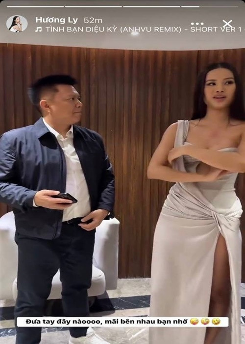 Trên trang cá nhân, Hương Ly còn chia sẻ khoảnh khắc bên ông Valentin Trần và viết: “Đưa tay đây nào, mãi bên nhau bạn nhé”. Ảnh: FB Hương Ly.
