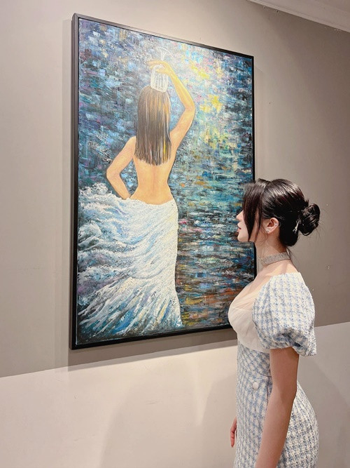 Diệp Lâm Anh vừa mang bức tranh do cô vẽ đi đấu giá từ thiện. Ngoài ra, cô còn mời một bữa tối riêng tư đối với người đấu giá thành công. Ảnh: FB Diệp Lâm Anh.