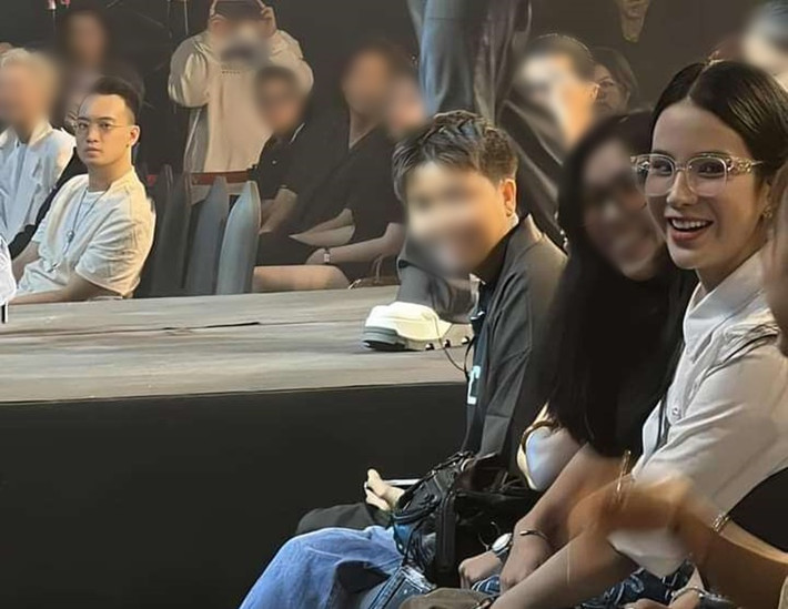 Sau đêm đấu giá, Đức Phạm cho biết, anh sẽ gửi lại bức tranh cho Diệp Lâm Anh để bảo quản tốt hơn. Ảnh: Phụ Nữ Pháp Luật.