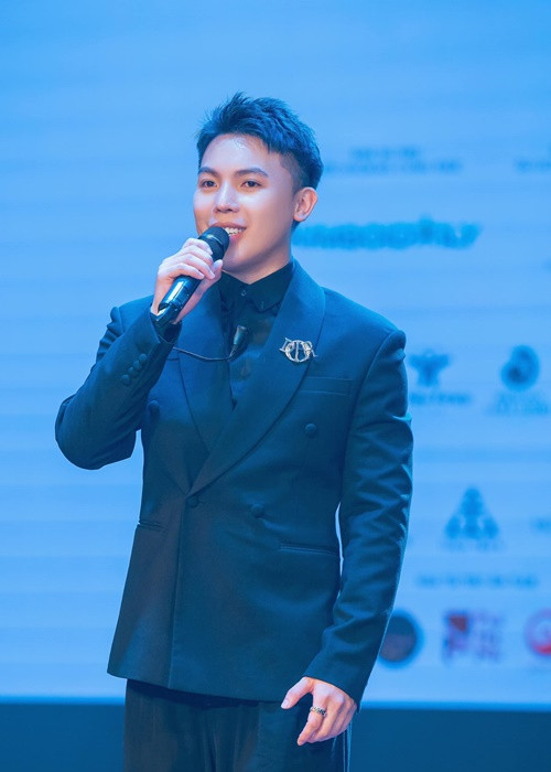 Giữa ồn ào, Phạm Duy Khánh phân trần rằng anh định nói: “Chúng tôi rất vui mừng khi cuộc thi vẫn được diễn ra dù Hải Phòng vừa gặp một trận bão lớn nhất từ xưa tới giờ”. Tuy nhiên, với cương vị trưởng BTC, tổng đạo diễn chương trình, anh đã bị phân tâm.