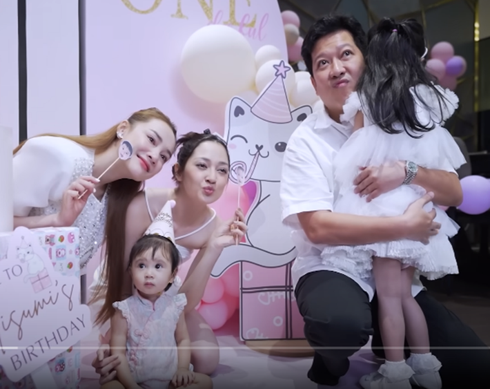  Ca sĩ Bảo Anh tổ chức sinh nhật cho con gái Misumi từ lâu. Đến nay, cô mới chia sẻ về bữa tiệc. Dàn khách mời có Trường Giang - Nhã Phương cùng con gái Destiny.