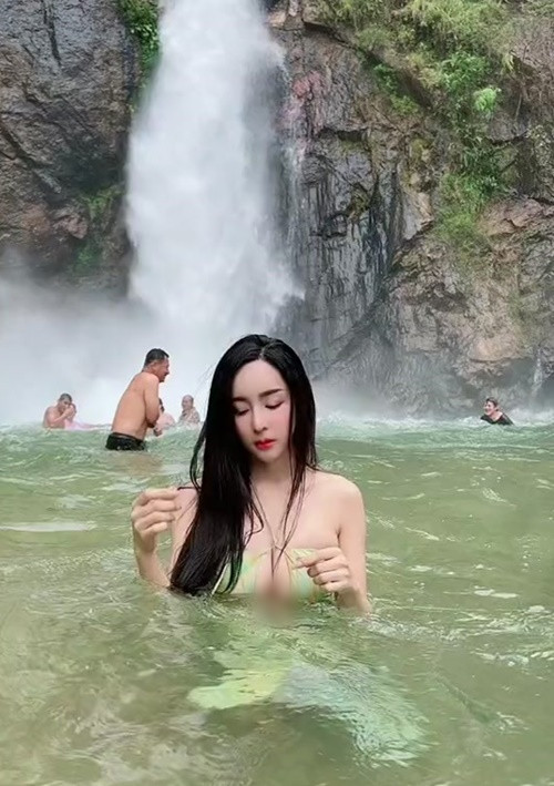 Hot girl Jubjib Phakkamon Singprom diện váy xuyên thấu xẻ ngực sâu khi tắm dưới thác nước.