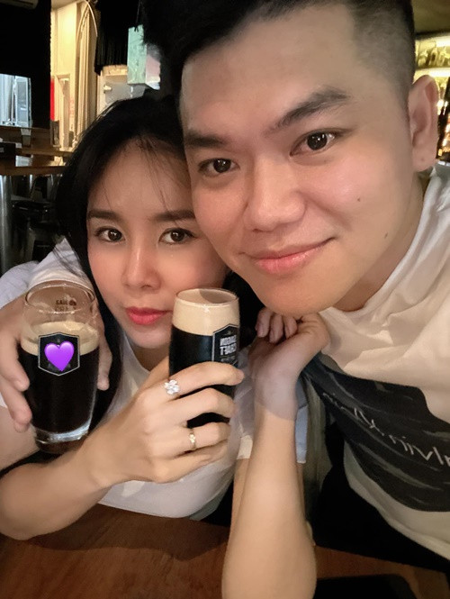 Lê Phương đáp lời chồng: "Em đọc bình luận mà cười suốt, cười vì mắc cười, cười hạnh phúc vì mắc nợ ông chồng tinh tế như anh đó chồng yêu".