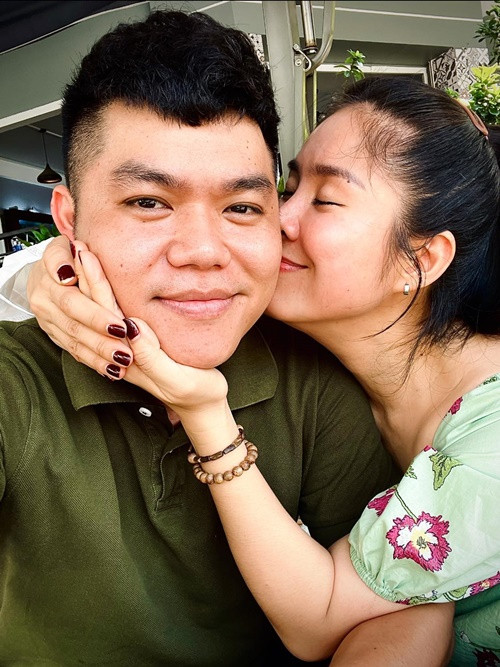 Gần đây, Trung Kiên trêu đùa Lê Phương khi cô đăng ảnh cưới trên màn ảnh. "Đúng là chỉ có lấy vợ diễn viên thì mới vui khi thấy vợ đám cưới suốt như vậy", Trung Kiên để lại bình luận.