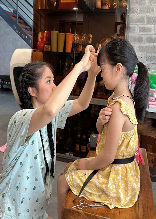 Sau đó, Lê Phương chạy về TP HCM diễn kịch, kịp ôm con gái và tỉa lại tóc cho con. "Đêm nay tan kịch chắc cũng 12h đêm, 6h sáng mai lại có mặt Vĩnh Long. Cố lên nè mẹ Phương!", Lê Phương tự động viên bản thân.