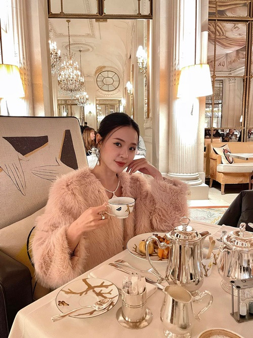 Nữ diễn viên là đại gia của chính mình trước khi về làm dâu chốn hào môn.