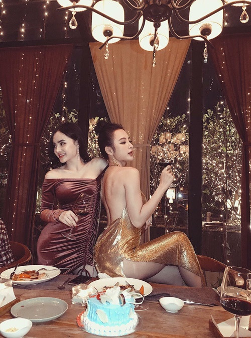 Angela Phương Trinh và Phương Trang gợi cảm không kém cạnh nhau.
