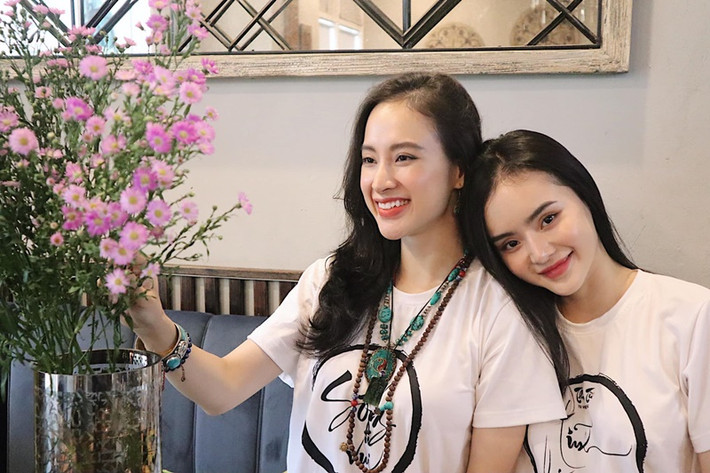 Giữa ồn ào phát ngôn của Angela Phương Trinh, Phương Trang lên tiếng. Cô cho biết, chị gái đã thay đổi, không còn là người giống như cô từng biết. "Những gì chị tôi thể hiện bây giờ không giống với những gì chị ấy từng dạy tôi", Phương Trang chia sẻ.