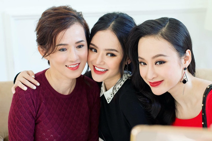 Hai nữ diễn viên ăn mặc kín đáo hơn so với trước đây.