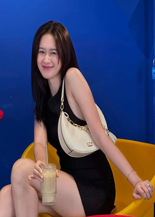 Mới đây, diễn viên Quỳnh Anh bị soi vòng hai lùm lùm. Nhanh chóng, vợ sắp cưới của diễn viên Anh Đức phủ nhận mang bầu.