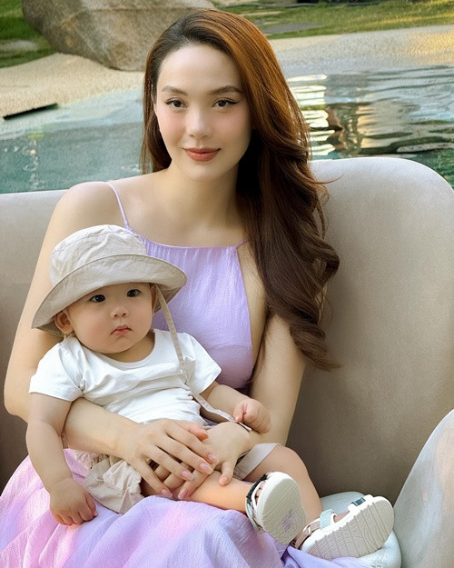 Bé Mỡ - con trai Minh Hằng chào đời vào tháng 8/2023. Cậu nhóc có gương mặt bụ bẫm, chân tay tròn lẳn, làn da trắng hồng.