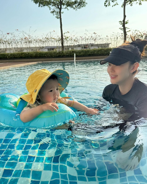 "Bà bô bả sắp cho đi đảo chơi, giờ bả cho đi tập bơi miết. Chắc bả tính cho mình đi thi SEA Games hay sao ạ", Minh Hằng chú thích cho bức ảnh con trai trong bể bơi.