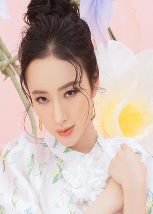 Tháng 9/2021, Chánh thanh tra Sở Thông tin và Truyền thông TP.HCM yêu cầu Angela Phương Trinh gỡ bỏ nội dung sai sự thật, gây hiểu nhầm về khả năng phòng, điều trị bệnh của sản phẩm từ giun đất. Sau đó, phía nữ diễn viên xóa các bài viết gây ồn ào. Vì đưa tin sai sự thật, Angela Phương Trinh bị phạt 7,5 triệu đồng. Ảnh: FBNV.