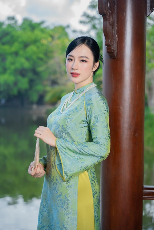Trên fanpage thời gian qua, Angela Phương Trinh có các phát ngôn gây sốc liên quan đến việc ông Thích Minh Tuệ đi bộ tu tập. Ảnh: FBNV.