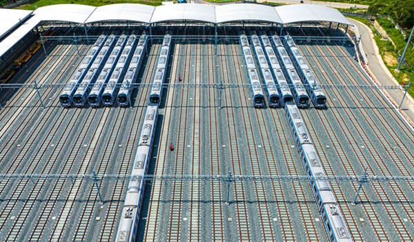 Hiện đã có 17 đoàn tàu tập kết về depot Long Bình để kết nối các thiết bị điện. Khu vực bãi đỗ tàu có 30 đường (tương đương 30 đoàn tàu loại 6 toa). Mỗi đường đều có rãnh thoát nước chạy song song.