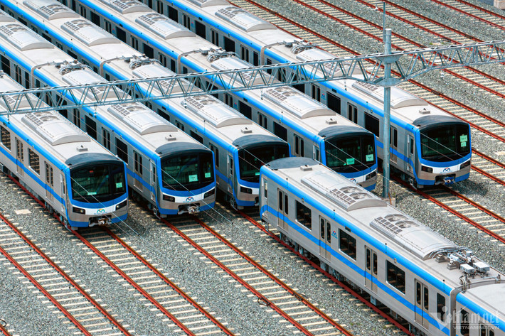 Mỗi đoàn tàu có 3 toa với tổng chiều dài 61,5m, tốc độ tối đa thiết kế 110km/h (đoạn trên cao), 80km/h (đoạn ngầm), có thể chở tổng cộng 930 khách. Có 147 khách ngồi ghế, 783 khách đứng, tương lai sẽ nối thành 6 toa.