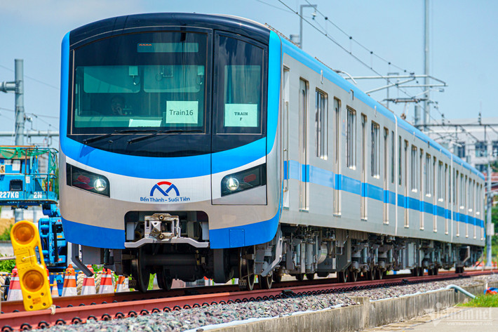 Tuyến Metro số 1 của TPHCM dài gần 20km, đi từ ga Bến Thành (quận 1) đến depot Long Bình (TP Thủ Đức) với 3 ga ngầm và 11 ga trên cao.