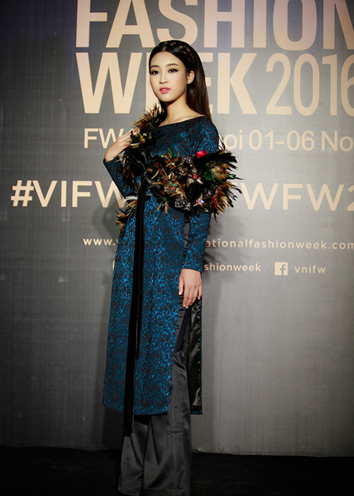 Trong đêm thứ hai của VIFW 2016, Đỗ Mỹ Linh lựa chọn áo dài cách tân của NTK Thủy Nguyễn.