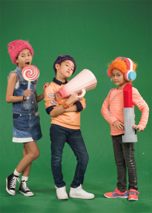 Trong MV, dàn sao nhí: Kim Thư, Simba, Bào Ngư (ngoài cùng bên phải), Bảo An (ngoài cùng bên trái), Ben Lee (giữa) và Ben hóa thân thành những chú quỷ lùn tinh nghịch.