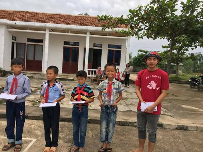 Hình ảnh nhí nhảnh, đáng yêu của Hoài Lâm khi trao quà từ thiện khiến các fan thích thú.
