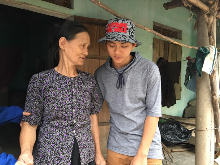Nhìn anh ân cần như một người con, người cháu trong gia đình.