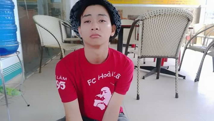 Chàng ca sĩ trẻ khiến các fan hâm mộ cảm thấy bất ngờ và thú vị vì anh xuất hiện với hình ảnh rất bình dị, đáng yêu, khác hẳn với phong cách chỉn chu, lịch sự và hào hoa trên sân khấu.