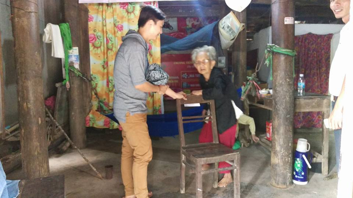 Tại Quảng Bình, Hoài Lâm và các fan đã đến thăm hỏi những gia đình gặp khó khăn, chịu thiệt hại nặng nề sau những đợt lũ lớn.
