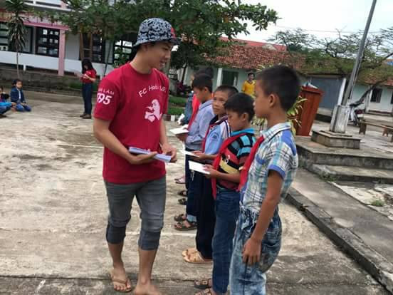 Hoài Lâm với trang phục siêu giản dị khi đến thăm các em nhỏ vùng lũ.