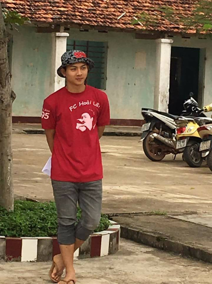 Với đôi dép tông và quần xắn cao, rất ít người nhận ra được đây là chàng ca sĩ nổi tiếng Hoài Lâm trên sân khấu.