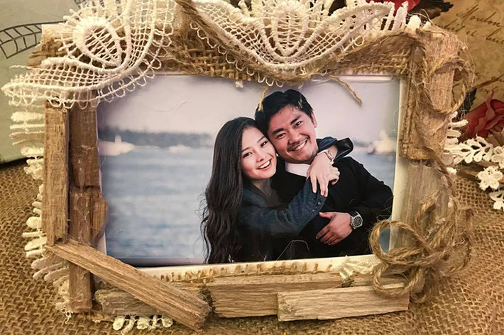 Ở ngoài sảnh tiệc cưới, cặp đôi Khánh Hiền - James Ngô trưng bày rất nhiều bức ảnh đời thường bên nhau. (Ảnh: Facebook bạn Khánh Hiền)