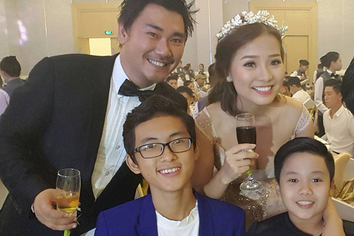 Hai diễn viên nhí: Trọng Khang và Thành Vinh (áo xanh) cùng đến chúc mừng Khánh Hiền. (Ảnh: Facebook diễn viên nhí Trọng Khang)