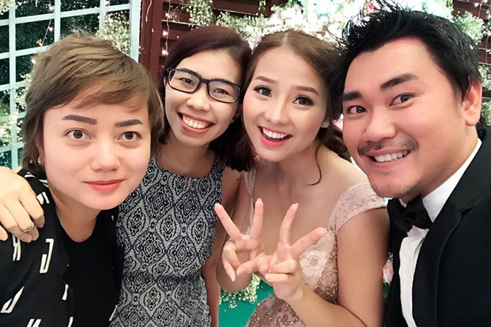 Cặp tân lang tân lương vui vẻ chụp hình cùng các khách mời tại tiệc cưới. (Ảnh: Facebook bạn Khánh Hiền)